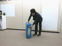 1.側面のロックを2箇所外します。