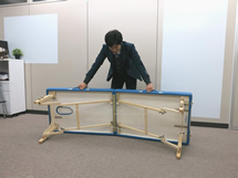 4.折れたベッドを完全に開きます。