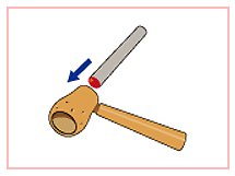 2.温灸器本体の後ろから差し込む。